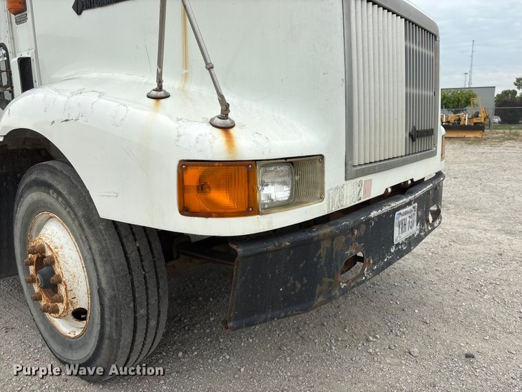 image for item EI5847 1995 International 9200 flatbed truck
