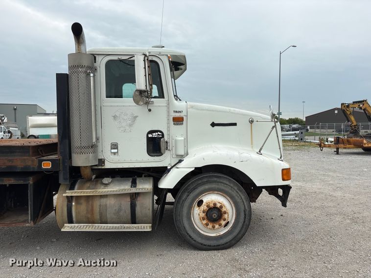 image for item EI5847 1995 International 9200 flatbed truck
