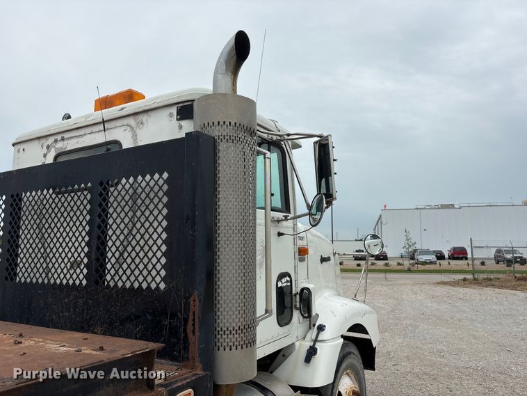 image for item EI5847 1995 International 9200 flatbed truck