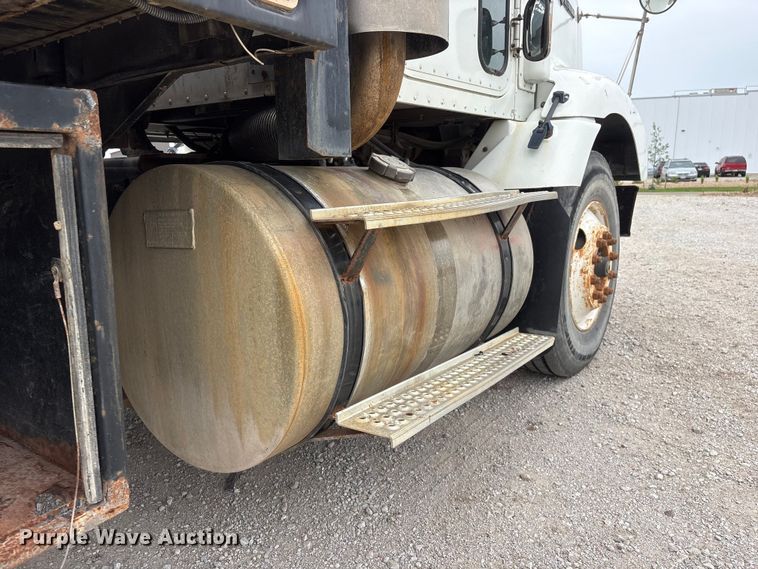 image for item EI5847 1995 International 9200 flatbed truck