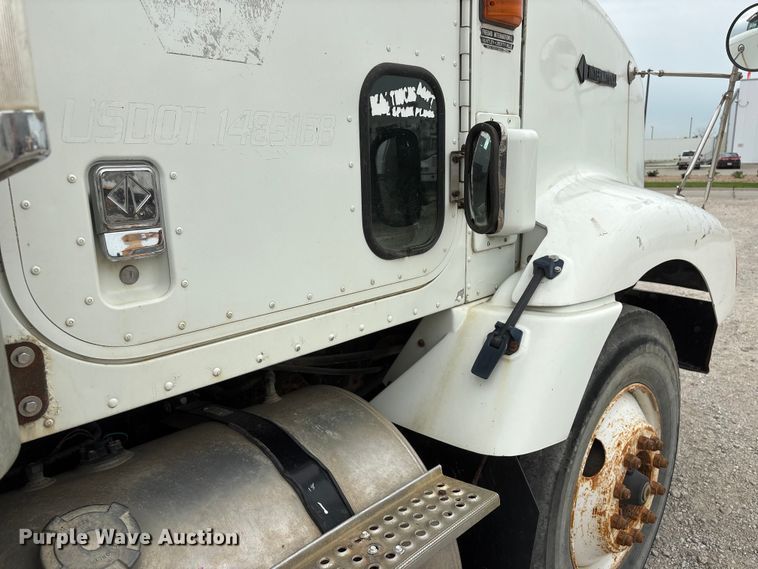 image for item EI5847 1995 International 9200 flatbed truck