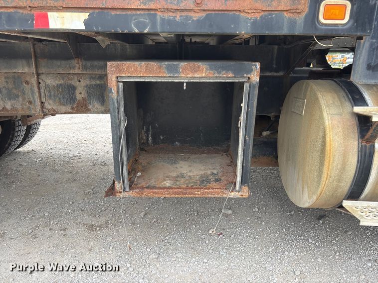 image for item EI5847 1995 International 9200 flatbed truck