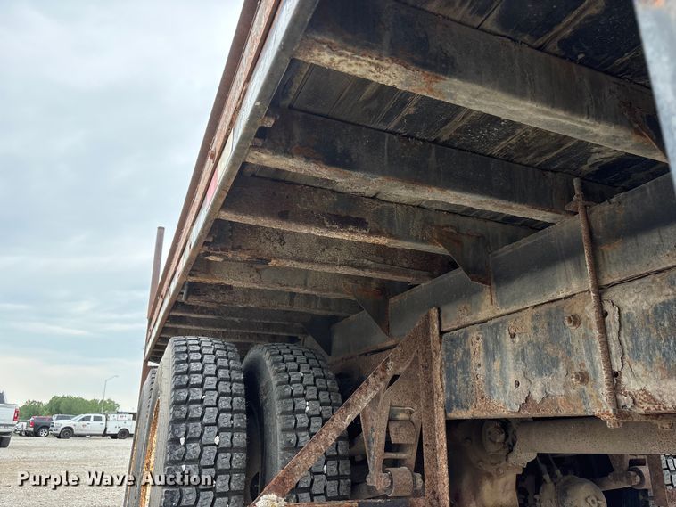 image for item EI5847 1995 International 9200 flatbed truck