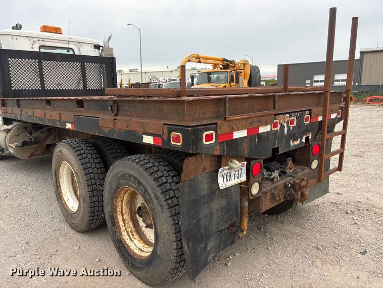 image for item EI5847 1995 International 9200 flatbed truck