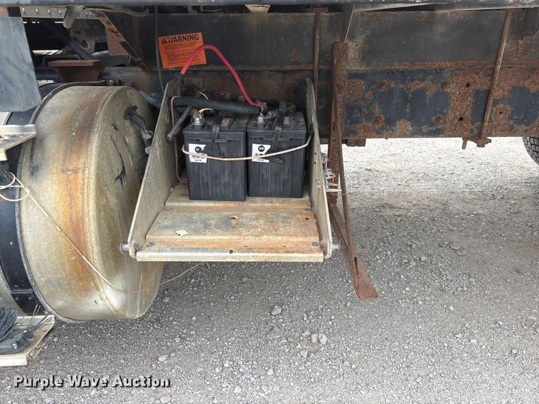 image for item EI5847 1995 International 9200 flatbed truck