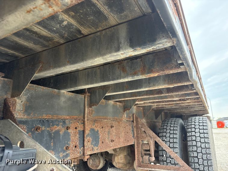 image for item EI5847 1995 International 9200 flatbed truck