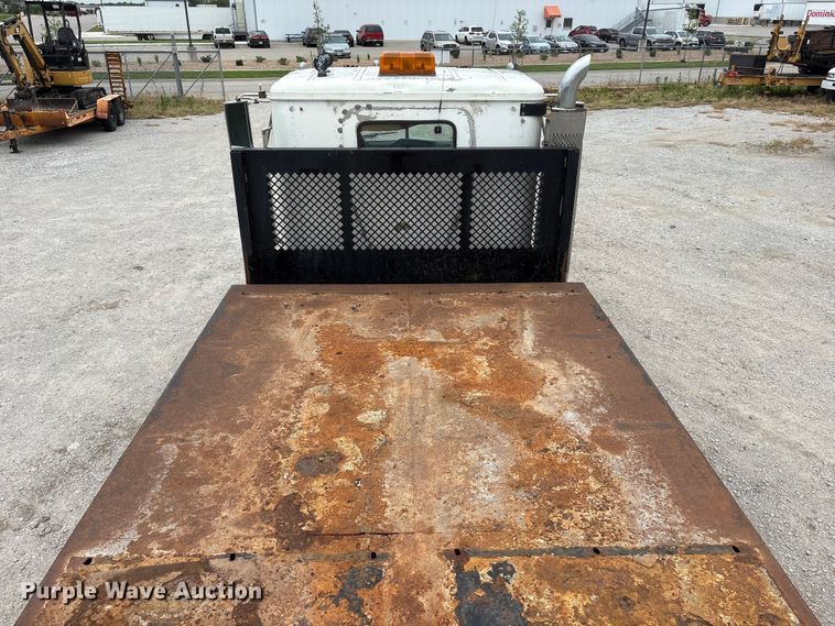 image for item EI5847 1995 International 9200 flatbed truck