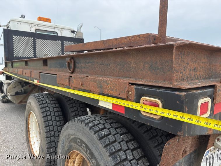 image for item EI5847 1995 International 9200 flatbed truck