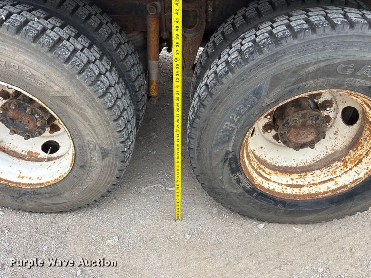 image for item EI5847 1995 International 9200 flatbed truck