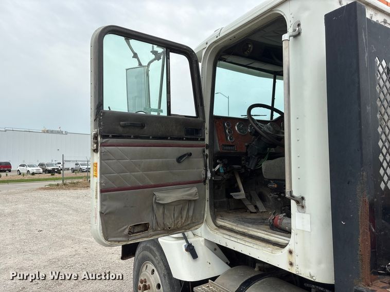 image for item EI5847 1995 International 9200 flatbed truck