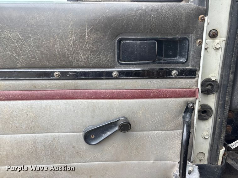 image for item EI5847 1995 International 9200 flatbed truck