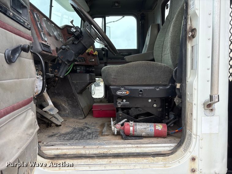 image for item EI5847 1995 International 9200 flatbed truck