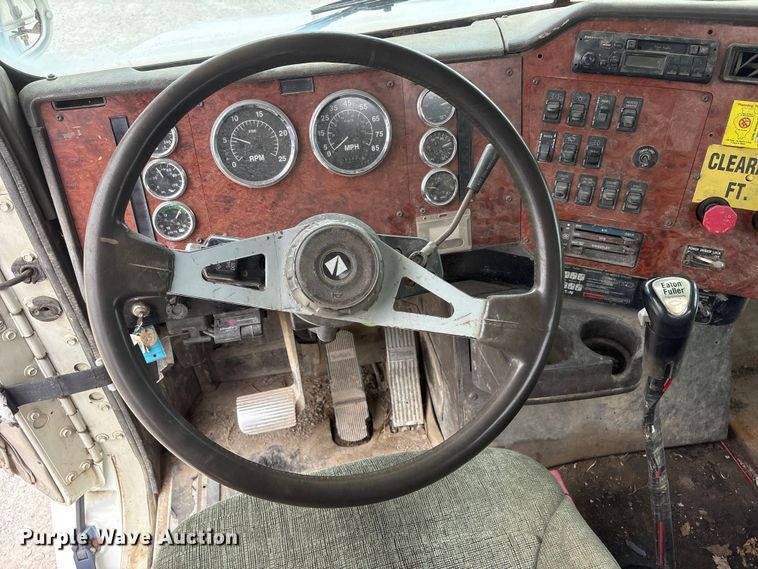 image for item EI5847 1995 International 9200 flatbed truck