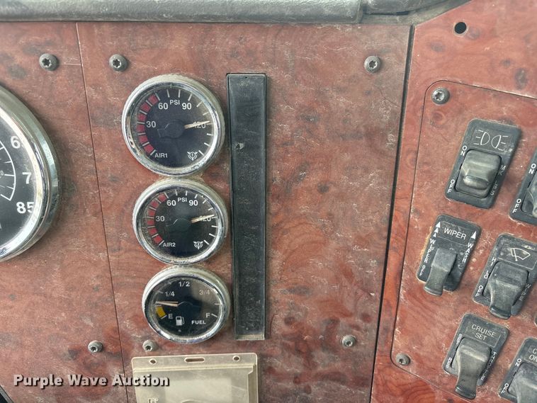image for item EI5847 1995 International 9200 flatbed truck