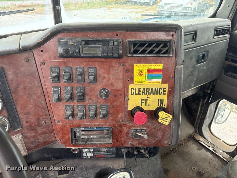 image for item EI5847 1995 International 9200 flatbed truck