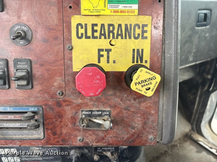 image for item EI5847 1995 International 9200 flatbed truck