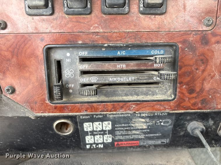 image for item EI5847 1995 International 9200 flatbed truck