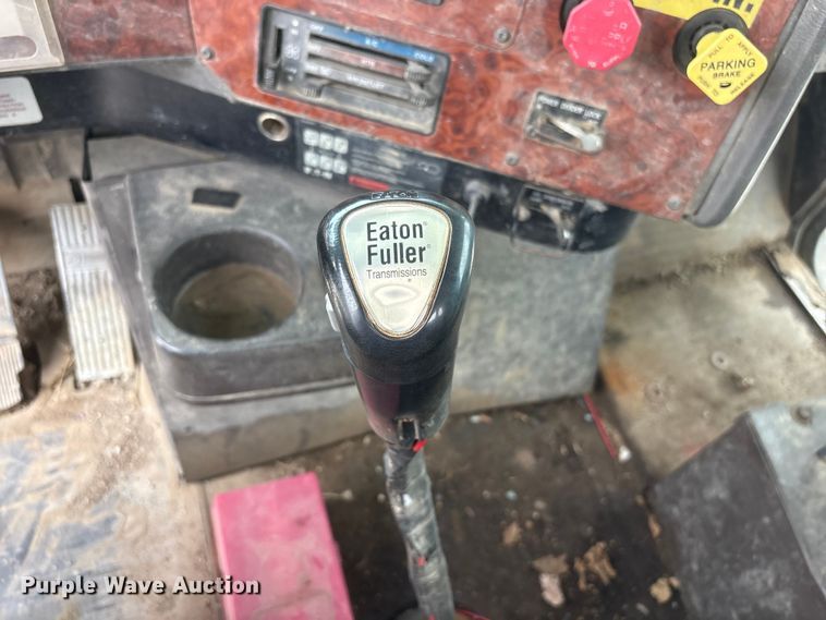 image for item EI5847 1995 International 9200 flatbed truck