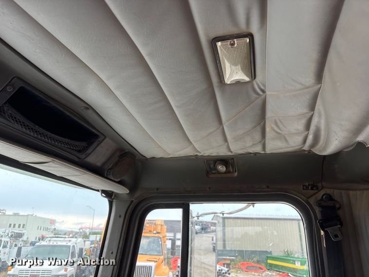 image for item EI5847 1995 International 9200 flatbed truck