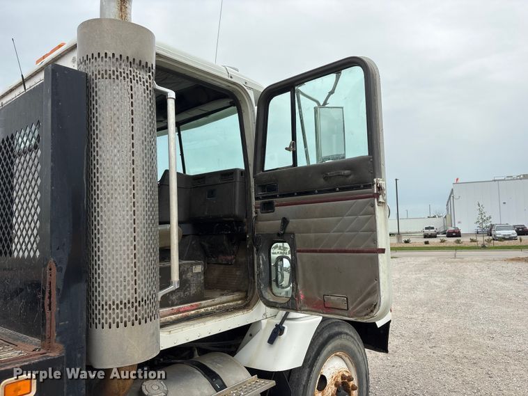 image for item EI5847 1995 International 9200 flatbed truck