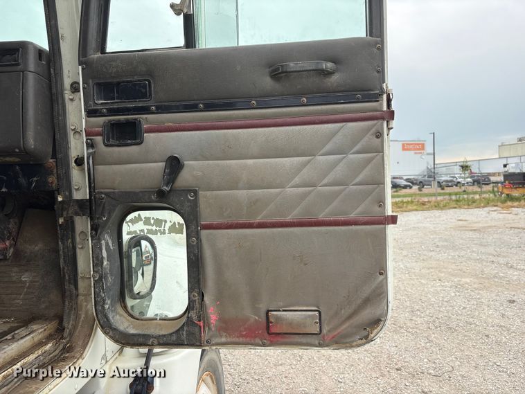 image for item EI5847 1995 International 9200 flatbed truck