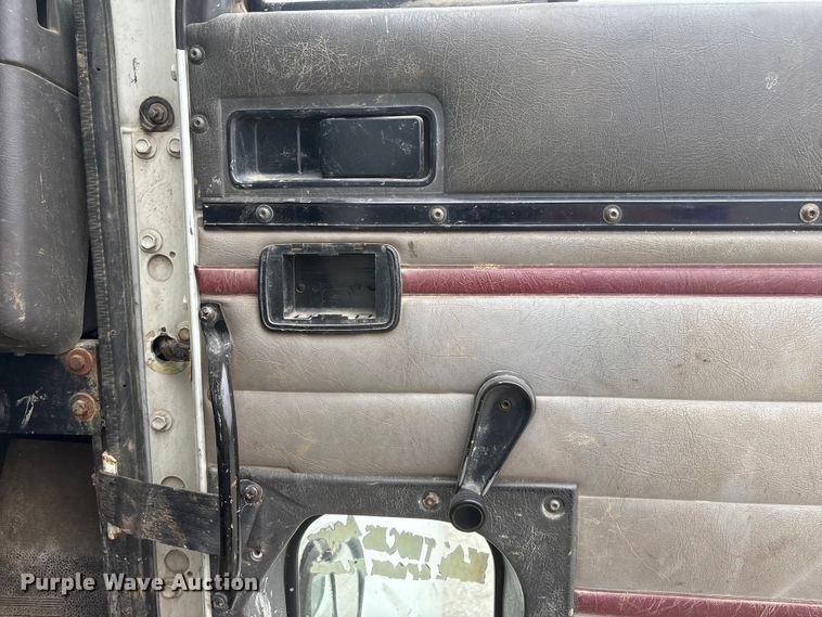 image for item EI5847 1995 International 9200 flatbed truck