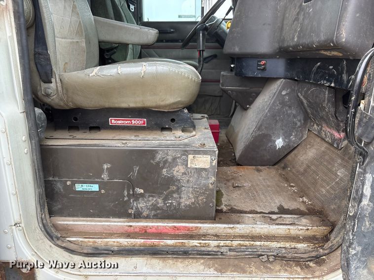 image for item EI5847 1995 International 9200 flatbed truck
