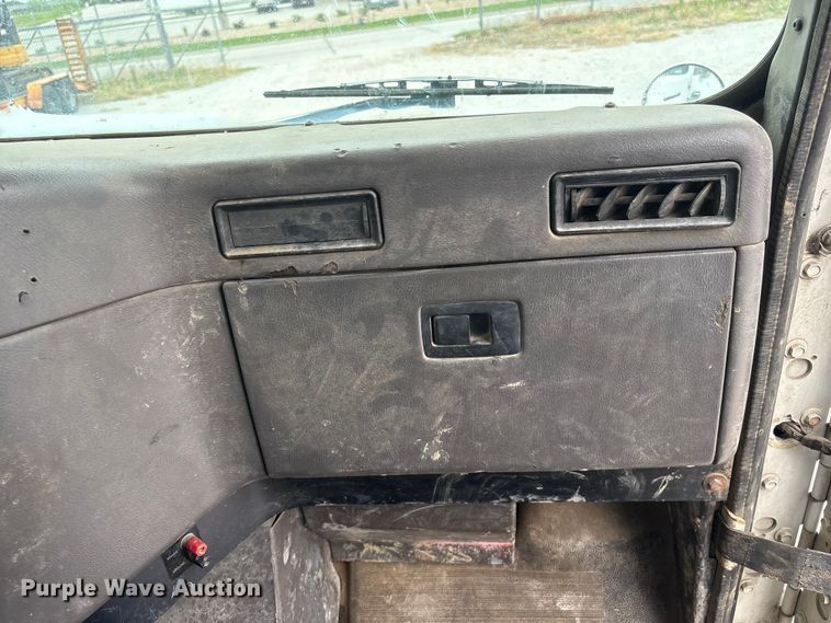 image for item EI5847 1995 International 9200 flatbed truck