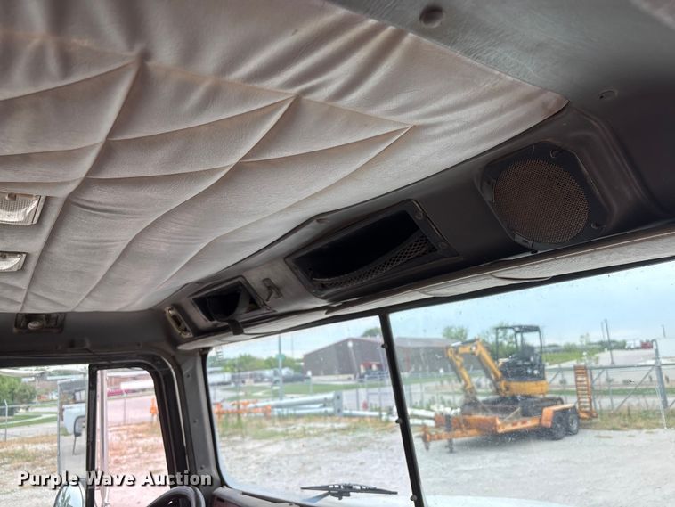 image for item EI5847 1995 International 9200 flatbed truck