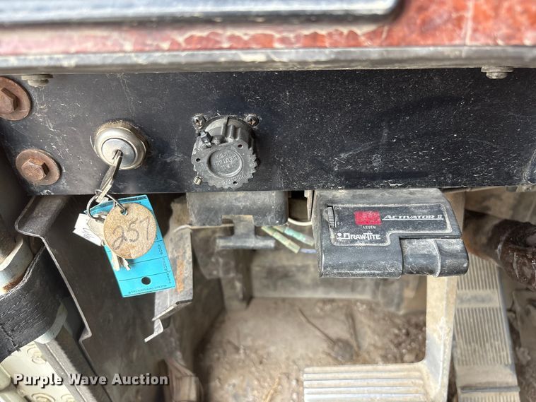 image for item EI5847 1995 International 9200 flatbed truck