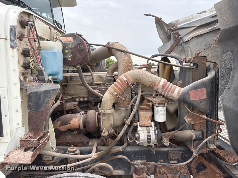image for item EI5847 1995 International 9200 flatbed truck