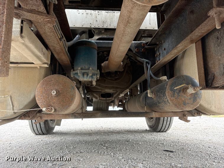 image for item EI5847 1995 International 9200 flatbed truck