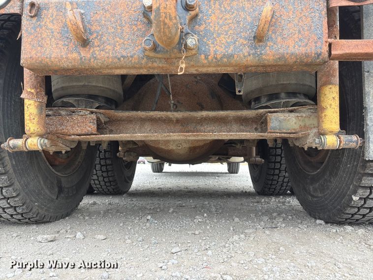 image for item EI5847 1995 International 9200 flatbed truck