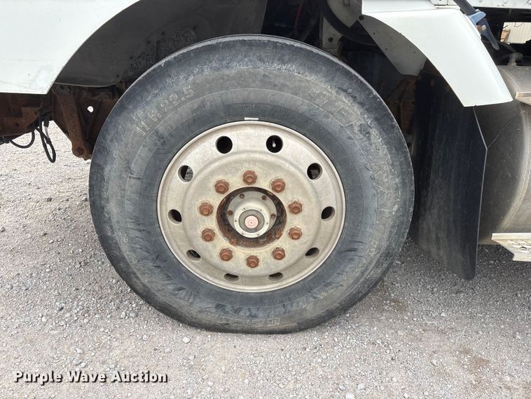 image for item EI5847 1995 International 9200 flatbed truck