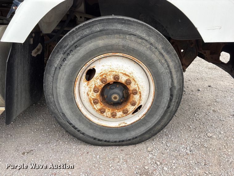 image for item EI5847 1995 International 9200 flatbed truck