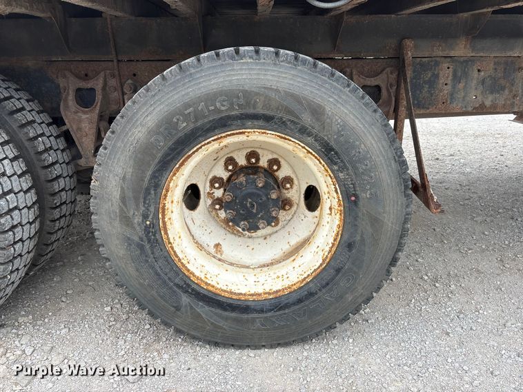 image for item EI5847 1995 International 9200 flatbed truck