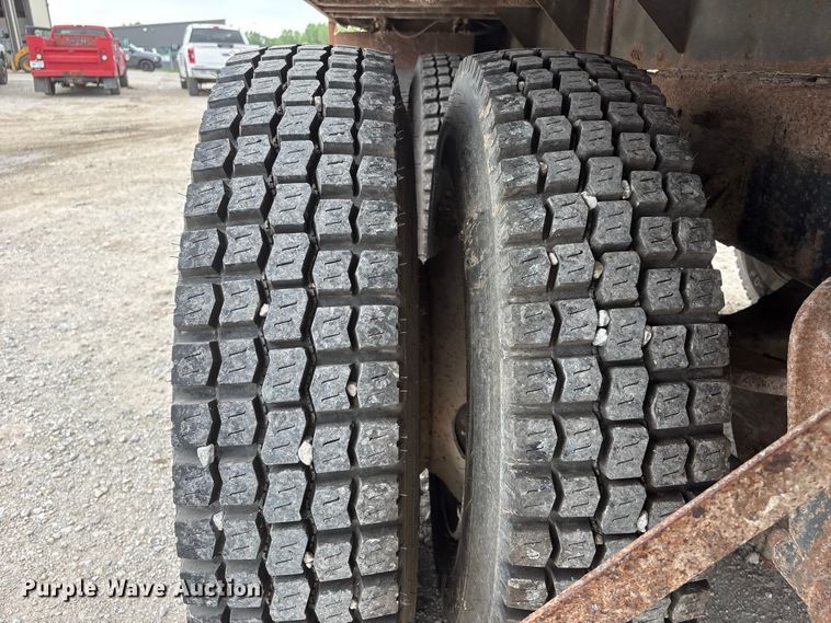 image for item EI5847 1995 International 9200 flatbed truck