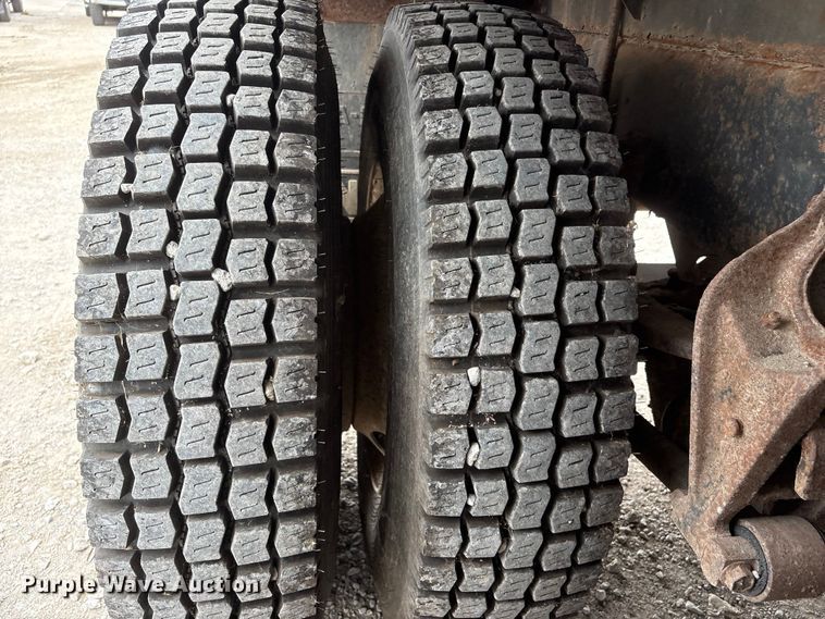 image for item EI5847 1995 International 9200 flatbed truck