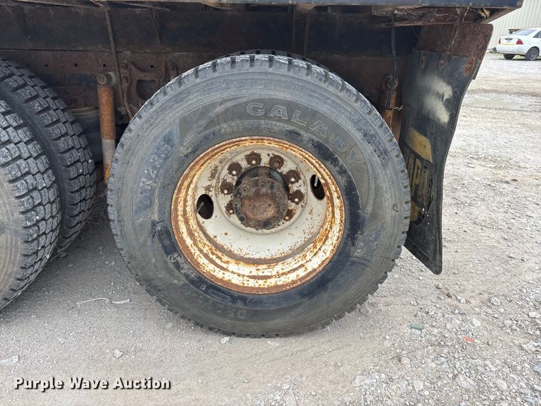 image for item EI5847 1995 International 9200 flatbed truck