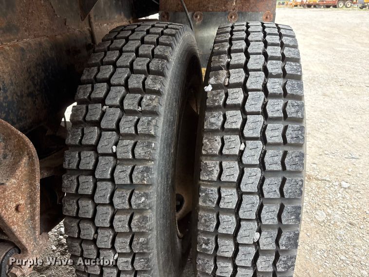 image for item EI5847 1995 International 9200 flatbed truck