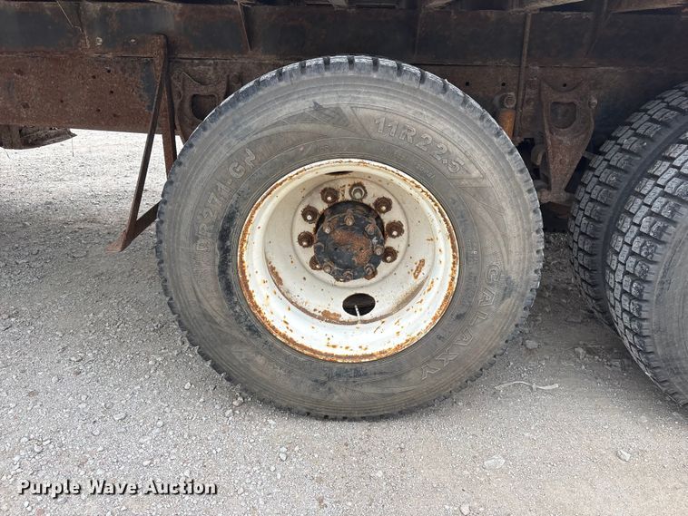 image for item EI5847 1995 International 9200 flatbed truck