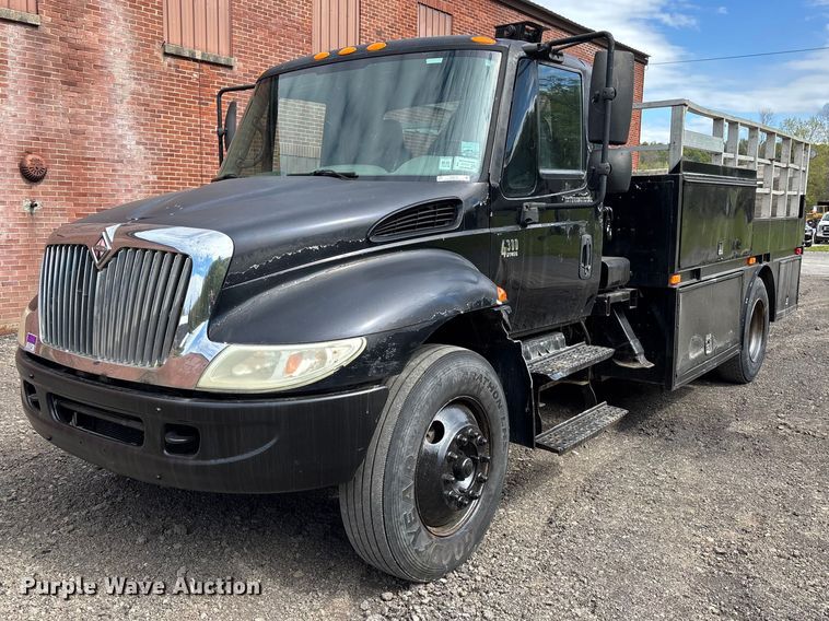 image for item EM0103 2004 International 4300 utility / service truck