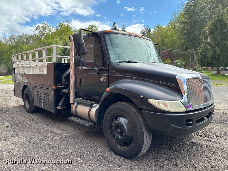 image for item EM0103 2004 International 4300 utility / service truck