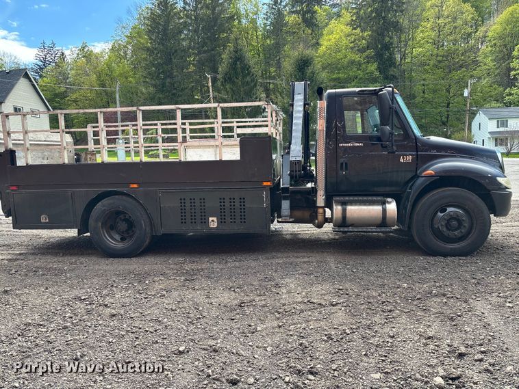 image for item EM0103 2004 International 4300 utility / service truck
