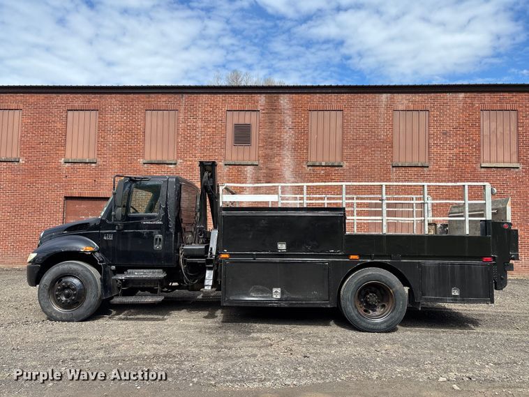 image for item EM0103 2004 International 4300 utility / service truck