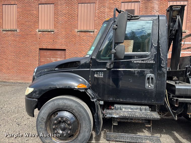 image for item EM0103 2004 International 4300 utility / service truck
