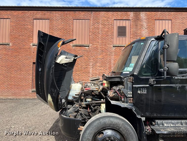 image for item EM0103 2004 International 4300 utility / service truck