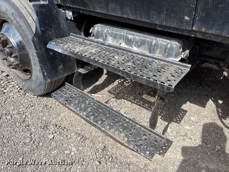 image for item EM0103 2004 International 4300 utility / service truck