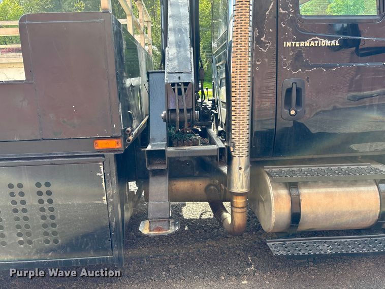 image for item EM0103 2004 International 4300 utility / service truck