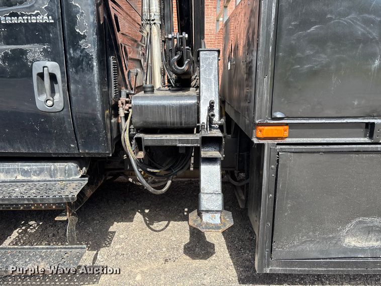 image for item EM0103 2004 International 4300 utility / service truck